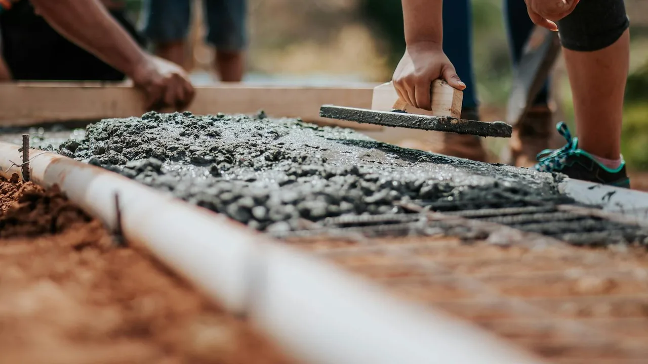 Baustelle mit Kran und Tiefbauarbeiten bei Sonnenuntergang