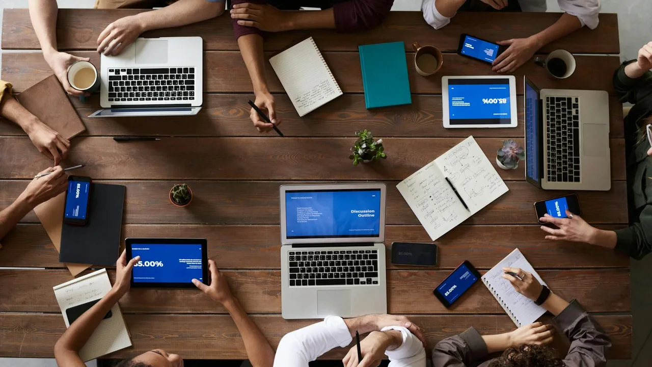 Team arbeitet an einer digitalen Ausschreibungsstrategie