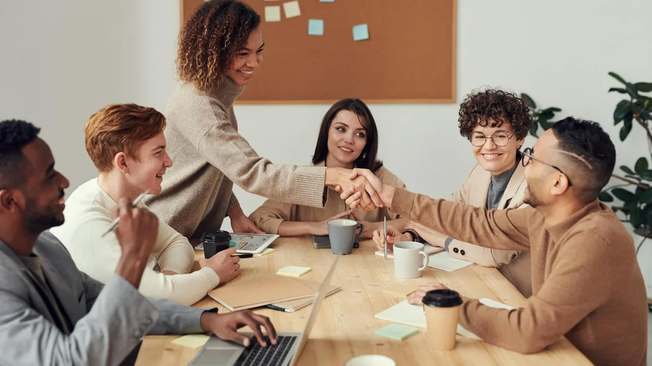 Team arbeitet gemeinsam an Ausschreibungsunterlagen mit digitalen Tools